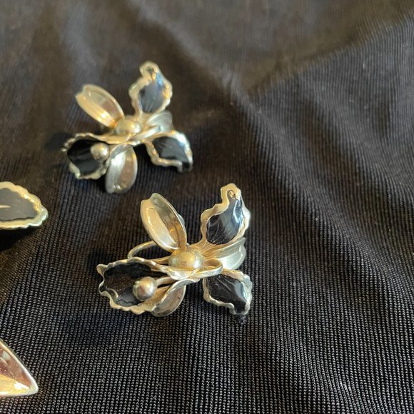 Black enamal orchid pin and clip earrings - Picture 2 of 2